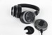 Turtle Beach Stealth Pro – Das neue Top-Modell von Turtle Beach bietet Features und Extras in Hülle und Fülle. Das kabellose Headset bietet zwei Akkus, um einen durchgehenden Einsatz zu gewährleisten. Während das Headset befeuert, dient die Basisstation zugleich als Funk-Empfänger sowie zum Laden des zweiten Akkus.<br><br>Das Stealth Pro kommt obendrein mit vielfältig konfigurierbaren Einstellungen, darunter eine regelbare Active Noise Cancellation samt "Unterwegs-Modus", welcher Außengeräusche durch das im Gerät verbauten Mikrofon-Array einspielt, eine Monitor-Funktion, Equalizer und viele weitere Features.<br><br>Das Turtle Beach Stealth Pro kann obendrein zugleich Bluetooth als auch Funk wiedergeben und abmischen, Sie können also während dem Spielen via Wireless Funk außerdem Musik über Ihr Smartphone einspielen oder während dem Spielen telefonieren. Der Nachteil ist, dass Sie beinahe zwangsweise Hand an die Software sowie die üppigen Einstellungen legen müssen, damit dem Headset das volle Potenzial entlockt wird. Kurz: Viele Features, viele Schalter, viel Gefummel.<br><br>Das Headset ist zudem trotz des nicht geringen Gewichts von rund 420 Gramm bequem und ist für Brillenträger optimiert, spüren werden Sie das Gewicht nach langem Tragen allerdings trotzdem.<br><br>&nbsp;
