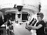 Foto von Vera Rubin im Kitt Peak National Observatory im Jahr 1963 bei der Bedienung des Teleskops Nr. 1 des Observatoriums. 36-Zoll-Teleskop. Der Bildröhrenspektrograph von Kent Ford ist am Teleskop befestigt. Zusammen mit Ford benutzte sie weiterhin das Kitt Peak 2.1-m-Teleskop und sammelte in den folgenden Jahren über 60 Galaxienrotationskurven. Flache Rotationskurven waren direkt aus den Spektren ersichtlich: Diese Daten lieferten überzeugende Beobachtungsnachweise für eine neue Art von Materie im Universum, die "dunkle Materie". Vera Rubin setzte ihre Beobachtungen am Kitt Peak und am Cerro Tololo während ihrer langen Karriere fort.
