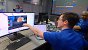 Mitglieder des DSOC-Teams reagieren auf das erste hochauflösende Streaming-Video, das am 11. Dezember im Jet Propulsion Laboratory der NASA per Laser aus dem Weltraum gesendet wurde. Das Video, das vom DSOC-Transceiver an Bord der fast 19 Millionen Meilen von der Erde entfernten Raumsonde Psyche gesendet wurde, zeigt eine Katze namens Taters.