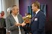 Der Geschäftsführer der Dolby Germany GmbH Andreas Ehret mit dem Nürnberger Oberbürgermeister Marcus König (CSU).