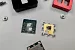Das veröffentlichte Bild eines geköpften Ryzen 9000 zeigt klar, dass das IOD und die Chiplets verlötet wurden.