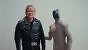 Neuer Partner für Nvidia - und neue Lederjacke für den CEO: Jensen Huang posiert mit "NEO Gamma", dem Haushaltsroboter des norwegischen Unternehmens 1X Technologies.