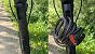 Die Arretieröffnung zum Zusammenklappen des E-Scooters dient auch gut als Schlosshalterung.
