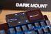 <strong>Display-Highlight:</strong> Das Media Dock der Dark Mount bietet Steuerung für Medien, Beleuchtung und Profile direkt über ein integriertes Farbdisplay.