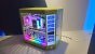 Auf der Computex 2025: Zu Besuch <a href="https://www.pcgameshardware.de/Gehaeuse-Hardware-213436/Specials/Kaufberatung-FAQ-Gaming-Case-Benchtables-Midi-Big-Tower-Mini-ITX-1444335/3/#a6">bei Hyte</a>. Auch farbig und bereits im <a href="https://www.pcgameshardware.de/Gehaeuse-Hardware-213436/Specials/Kaufberatung-FAQ-Gaming-Case-Benchtables-Midi-Big-Tower-Mini-ITX-1444335/3/#a6">Test</a>: Das Hyte Y70 Touch mit namensgebendem Touchscreen, über ein HDMI-Kabel an die Grafikkarte am Heck angeschlossen.