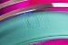 Da Miku der erste synthetische Charakter und das Aushängeschild des Vocaloid-Franchise ist, wird sie mit der 01 beziffert, diese ist hier im Kunstleder oben auf dem Kopfband eingelassen.