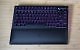 Ein besonderes Extra der <a class="posRel pe-4" href="https://www.razer.com/de-de/gaming-keyboards/razer-blackwidow-v4-pro-75/RZ03-05130300-R3E1?utm_source=Computec%20Media%20GmbH&amp;utm_medium=affiliate&amp;utm_campaign=240912_EDM_RS_PCD_ALL_ALL_WW_TR_BWV4PRO75_24Q3&amp;utm_content=3970690&amp;cid=Computec%20Media%20GmbH-affiliate&amp;sfid=98603962&amp;irclickid=yrW2:m0WyxyNU7sXl92I7WbRUksz1nyNF3rWx80&amp;irgwc=1&amp;utm_term=Computec%20Media%20GmbH&amp;utm_sharedid="><strong>Razer BlackWidow V4 Pro 75 %</strong><span class="icon extLinkIcon posAbs"></span></a> ist das Razer Command Dial. Das wird um eine OLED-Anzeige erweitert, die Grafiken, GIFs und Texte anzeigt.