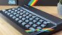 Beim Retro-Zocken können Sie auch die speziellen, den ikonischen Chiclet (Kaugummi) Keys des Originals ausgezeichnet nachempfundenen Tasten nutzen.