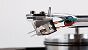 Bei einem MC-Tonabnehmer, wie dem <a class="posRel pe-4" href="https://www.rega.co.uk/products/apheta-3">Rega Apheta 3<span class="icon extLinkIcon posAbs"></span></a>, bewegt sich eine kleine, mit der Schallplattennadel verbundene Spule in einem Dauermagnet, der im Inneren des Tonabnehmers fest verbaut ist.