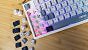 Sieben der 15 günstigen Gaming-Tastaturen unter 100 Euro sind mit mechanischen und nicht mit Gummidom-Tastenschaltern bestückt. Verfügt die Tastatur wie die MSI Forge GK600 TKL Wireless über eine Hot-Swap-Platine, können die Taster sogar getauscht werden.