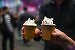 Die Schlange vor einem ungewöhnlichen Kaffeestand war recht lang, es wurden live süße kleine Milchschaumfiguren in verschiedener Ausführung kreiert.