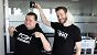 Anderes Druckverfahren, andere Preise, andere Stoffe: Bei unserer nach wie vor erhältlichen <a class="posRel pe-4" href="https://supergeek.de/de/designer/pcgh">Merch-Alternative von Super Geek <span class="icon extLinkIcon posAbs"></span></a>ist der Druck etwas schärfer, bedarf aber beim Waschen einen etwas sanfteren Waschgang (der Stoff ist dafür aber teils dicker). Und nein, Raffs 3dfx-Tasse können wir leider nicht so einfach anbieten, dafür aber unsere alten Hoodie- und Shirt-Designs!