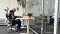 Für die optimale Ergonomie empfehlen Arbeitswissenschaftler, 60 % zu sitzen, 30 % zu stehen und sich 10 % zu bewegen, wie etwa im Büro herumzulaufen.