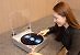 Das Konzept „AI OLED Turntable“ verbindet einen runden OLED-Bildschirm mit der Gestaltung eines klassischen Plattenspielers.