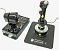 Der Thrustmaster HOTAS Warthog ist edel, robust und 8,3 Kilogramm schwer. Er wirkt authentisch und ist mit sehr vielen Zusatztasten sowie Vier- oder Acht-Wege-Schaltern ausgestattet.