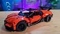 Der Lego Bugatti Chiron Pur Sport Hypercar auf einem Holztisch