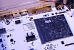 Die Basis des FPGA (Field Programmable Gate Array)‑Systems ist der AMD-Xilinx-Artix-7. Dessen Logik bildet die C64-Kernbausteine (6510-Hauptprozessor, VIC-II, SID und CIAs, zwei I/O- und Steuerchips) sowie die Laufwerksseite samt 1541/1571/1581-Funktionalität nach. Ebenfalls zu sehen: Wi-Fi-Modul, Schnittstelle für ein FPGA-Programmiergerät und alternativer Anschluss für Power- und Drive-LEDs (oben rechts).&nbsp;
