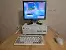 Kompaktes Retro-PC-System mit 3D-gedrucktem Gehäuse, klassischer Peripherie und moderner Hardware im Betrieb.