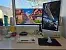 Retro-PC-Gehäuse im Alltagseinsatz auf modernem Multi-Monitor-Setup mit kompakter Mini-ITX-Hardware.