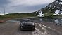 Während Tiefschnee, Sand, Schnee und Wasseroberflächen tesselliert sind, wird das Geröll am Boden mit Parallax Mapping und Raymarching dargestellt. Größere Brocken sind 3D-Modelle. Das aufwendige, komplexe Shading und die für Horizon 6 obendrein erweiterte Materialdarstellung samt erhöhtem Detailgrad sind neben dem Raytracing einer der Gründe für den recht deutlich gesteigerten Bedarf nach Grafikspeicher.