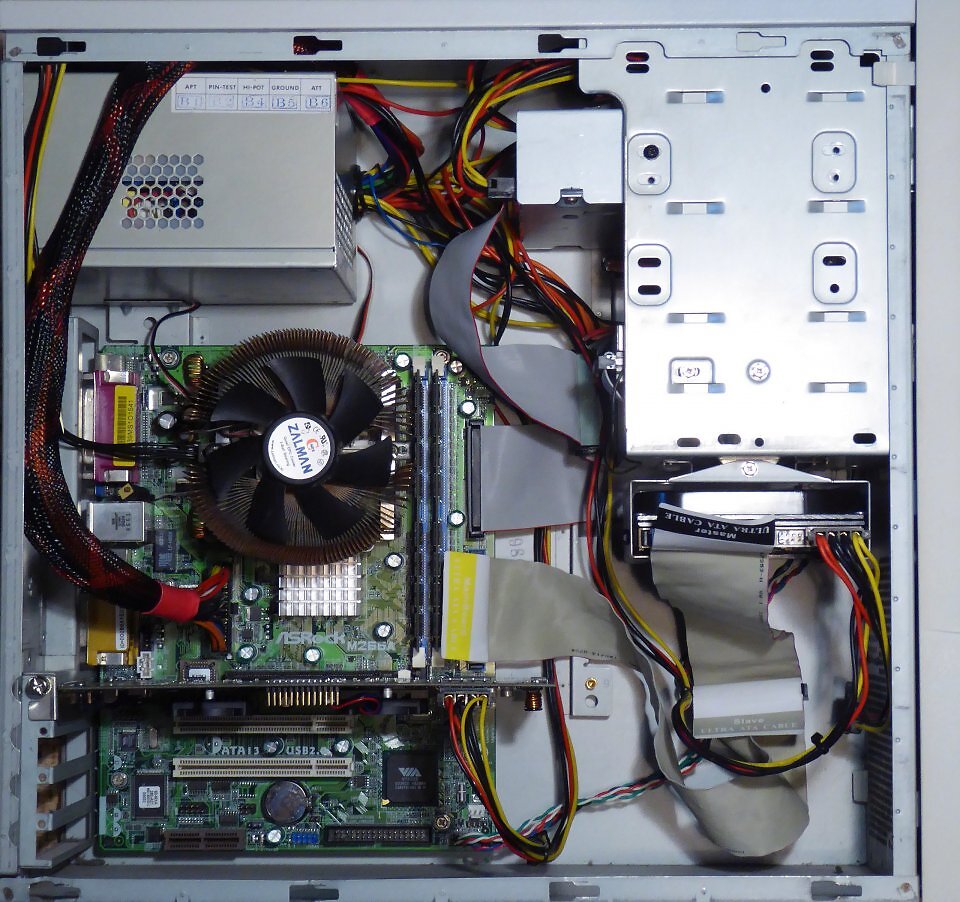 Der Benchmark-PC ist auch optisch sehr nah an der Jahrtausendwende - das Midi-Gehäuse stammt von einem Aldi-PC des Jahres 1998. Die übertaktete Infrastruktur ist von 2004.