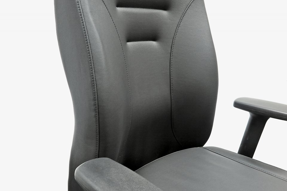 Kaufen Sie keine zu kleine oder zu große Sitzgelegenheit zum Arbeiten am Rechner. Nicht nur wegen der Bequemlichkeit, sondern auch aus ergonomischen Gründen!