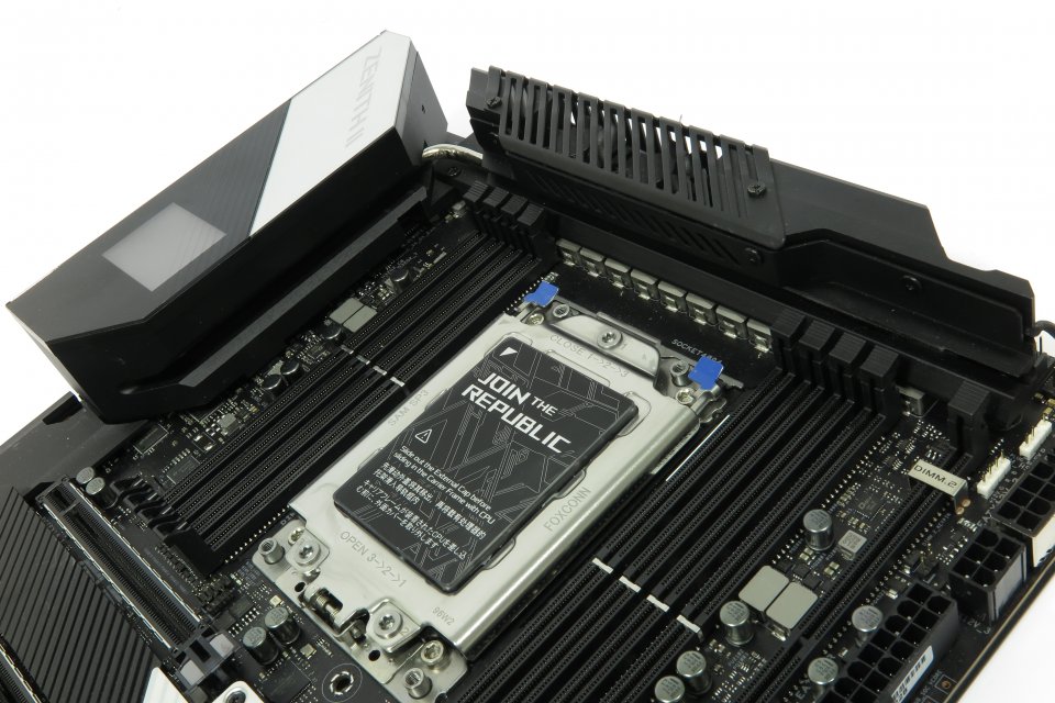 Asus setzt beim Zenith II Extreme auf zwei Miniatur-Lüfter, um die Spannungswandler für 280-W-TDP-CPUs fit zu machen.