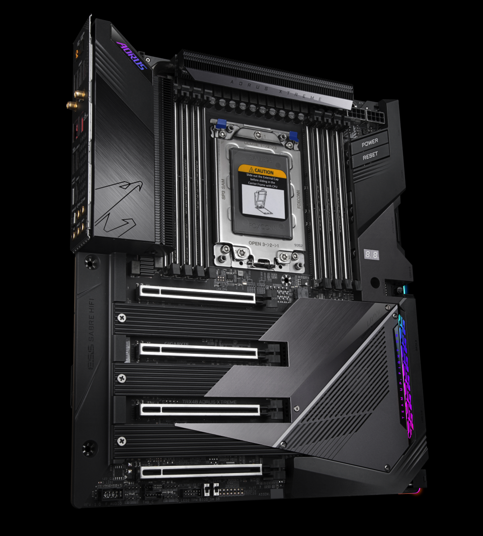Gigabytes TRX40 Aorus Xtreme kommt im proprietären XL-ATX-Format daher, bietet auf seinem erweiterten Layout (Gehäuse mit 8 Slot-Öffnungen zwingend, besser aber mit 9 oder 10 erforderlich) aber als einziges TRX4-Mainboard genug Platz für vier Doppel-Slot-Karten oder für zwei Triple-Slot-Grafikkarten mit einem Slot Abstand für die Frischluftzufuhr.