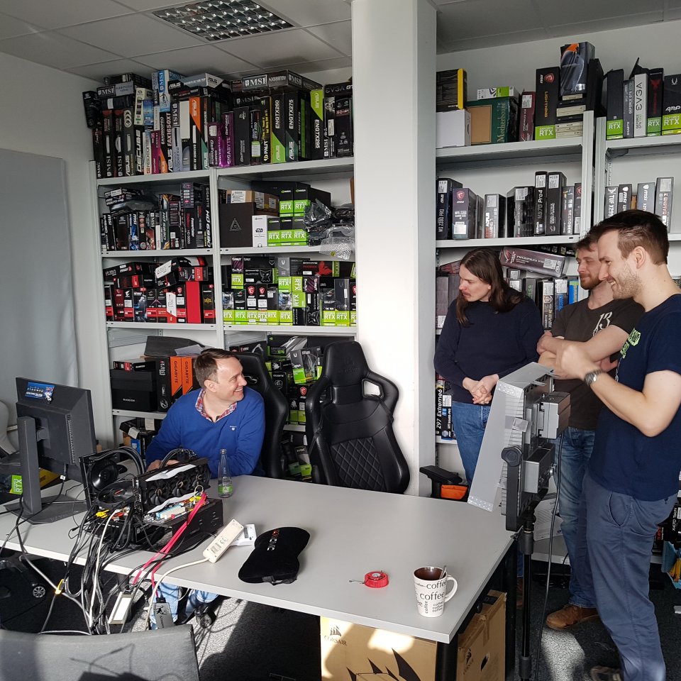 Mark Fangmeyer, einer der Entwickler von CapFrameX, hat uns im Februar besucht. Er war so begeistert, dass er diesen Tag sicher nicht so schnell vergisst. Wir haben nicht nur viel über sein Tool gelernt, er hat auch als Präsent eine signierte PCGH-Ausgabe bekommen. Die ist ein paar Jahren bestimmt was wert.