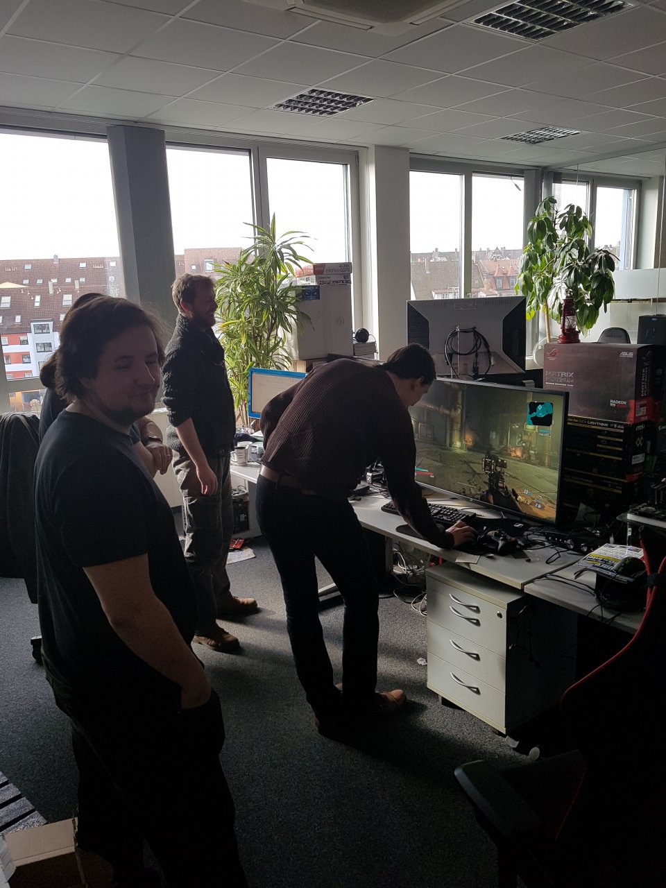 Wie immer, wenn neue Hardware eintrifft, kommen die Leuts aus den dunklen Ecken geschlichen und schieben ihre Glotzbirnen auf die neu erkannte Realität. Dabei spielt es keine Rolle, ob die Redaktion brennt oder sonst etwas los ist – die Hardware ist erstmal wichtiger :)