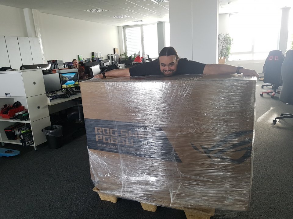 Der kleine Manu ganz groß. Ne, anders rum, der große Manu ganz klein. Ehrlich, in dem Karton kannst du einziehen und eine WG gründen!
