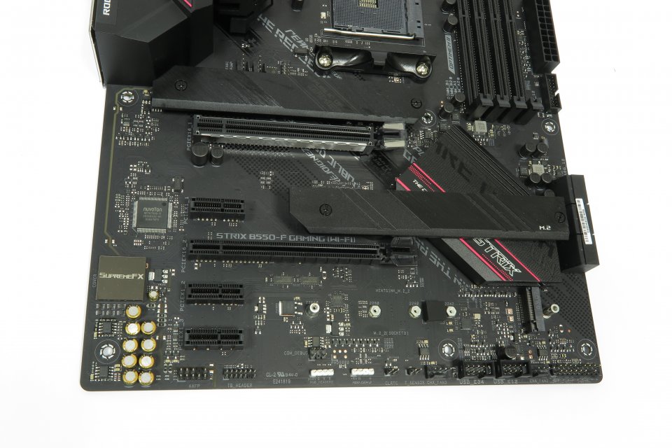 Asus Strix B550-F Gaming WiFi: Zwei Splitter für je bis zu zwei Lanes verraten es – der ×4-Slot arbeitet nur dann mit ×4, wenn er sich woanders bedienen kann. Hier sind leider alle ×1-Steckplätze betroffen.