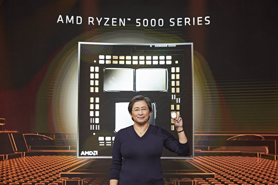 <strong>AMD Ryzen 5950X, 5900X, 5800X und 5600X offiziell:</strong> Lisa Su hält stolz den Ryzen 9 5900X in den Händen