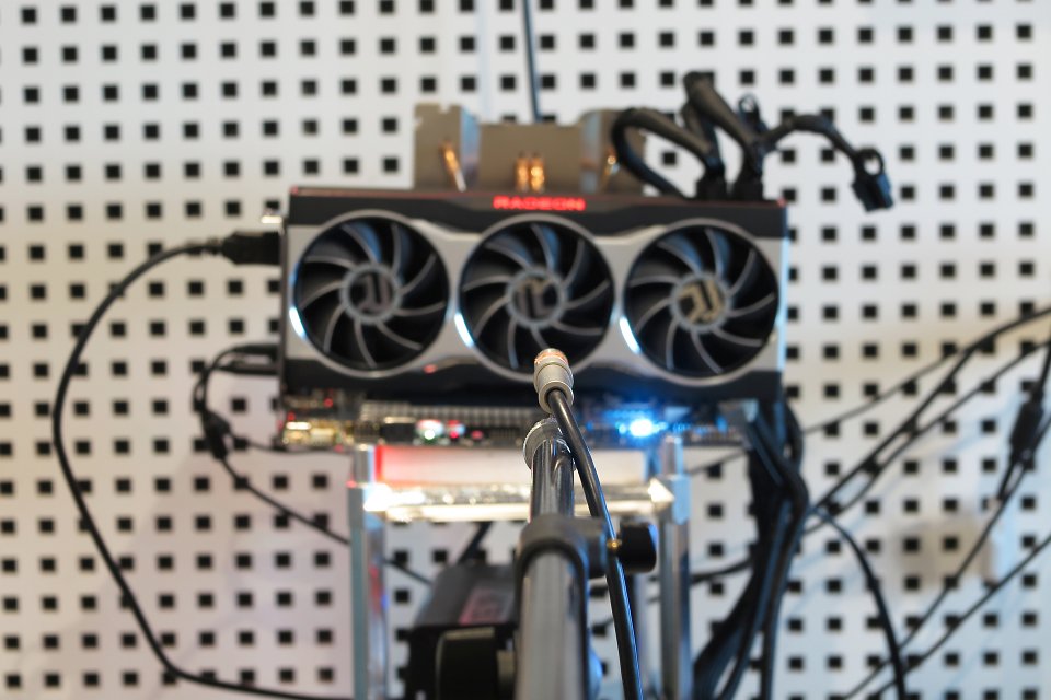 Testaufbau im schallarmen Raum (hier mit AMD Radeon RX 6800 XT 'MBA')