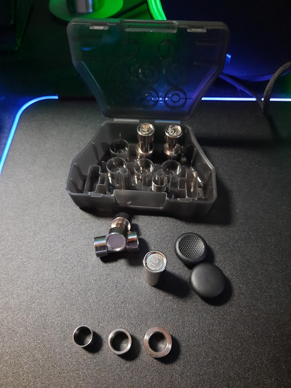 Nacon Revolution Unlimited Pro CoD Special Edition -&nbsp; Hardware-Modding mit Hülsen, Stick-Buttons und Gewichten