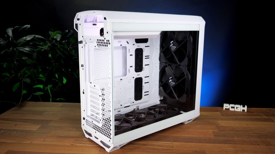 Wer keine farbigen Lichtspielereien mag, der kann glatt bei den mitgelieferten, schwarzen Lüftern bleiben. Gerade mit einem simpleren, RGB-freien Setup kann das Gehäuse mit neuem Gesamt-Design aufblühen.