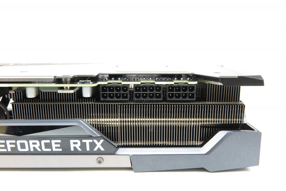 Geforce RTX 3080 12GB im Test: Keine Sorge - die drei Strombuchsen der MSI-Karte müssen zwar zum Betrieb angeschlossen werden, die damit rechnerisch möglichen (bis zu) 525 Watt werden jedoch nicht ansatzweise erreicht. Übertakter dürfen die Suprim X auf bis zu 430 Watt setzen.