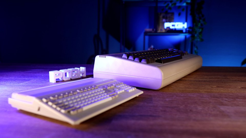 Das THEA500 Mini ist im Gegensatz zum THEC64 deutlich kleiner und lässt sich eher unter den heimischen Fernseher ausstellen. Eine Variante mit funktionierender Tastatur, wie beim C64-Nachbau, wäre ein nettes Extra gewesen.