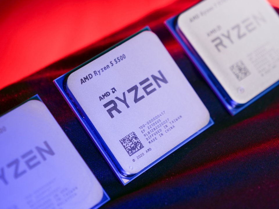 Der <a href='www.pcgameshardware.de/Ryzen-7-5700X-CPU-278283/Tests/5600-5500-Release-Benchmark-Preis-vs-5800x-1393445/'>Ryzen 5 5500</a> ist zwar ebenso ein Sechskerner und kommt sogar mit <a href='preisvergleich.pcgameshardware.de/amd-ryzen-5-5500-100-100000457box-a2709165.html'>ca. 75 Euro</a> noch günstiger daher; nur ist der Leistungsunterschied auch höher, da der Ryzen 5500 auf der älteren Cezanne-Architektur basiert und ausschließlich auf PCI-E-3.0 setzt. Der Ryzen 5 5600 ist dagegen ein guter Allrounder im Sparsegment. Ein <a href='www.pcgameshardware.de/Ryzen-5-5600G-CPU-277701/Tests/kaufen-Benchmark-Review-vs-5600x-vs-5700g-1379247/'>Ryzen 5 5600G</a><i><strong> </strong></i>ist noch einmal eine Spur schwächer, dafür aber als APU-Lösung, also für einen Spiele-PC ohne Grafikkarte, mit leichtesten Spielen vorstellbar.