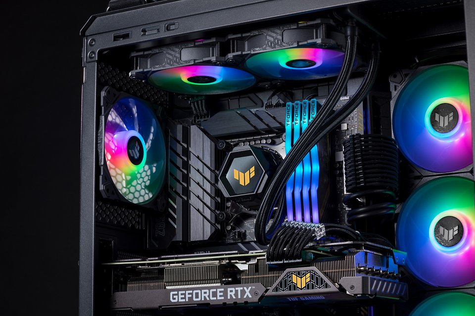 Ein PC-Gehäuse, in das man hineinsehen kann. Auffällig sind die in Regenbogenfarben leuchtenden PC-Lüfter.