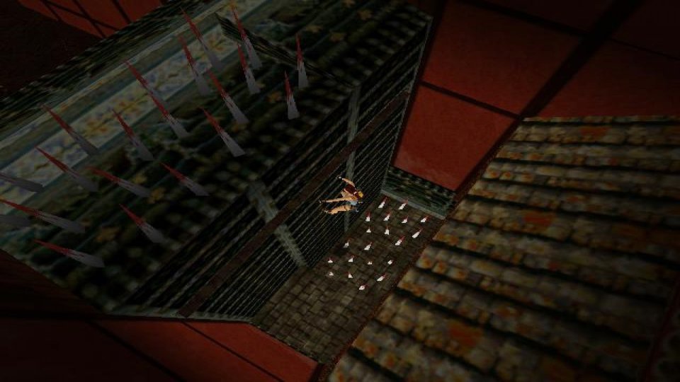<strong>Tomb Raider 2 (1997):</strong> Nach dem enormen Erfolg geht es gleich in die zweite Runde. Die Grafik wird etwas besser, aber die Brüste sind immer noch eckig und ausladend. Erstmals gibt es die Croft-Mansion, in der sogar eine Harfe steht. Lara bekommt außerdem einen Zopf, der sich, sagen wir, einigermaßen mit bewegt.