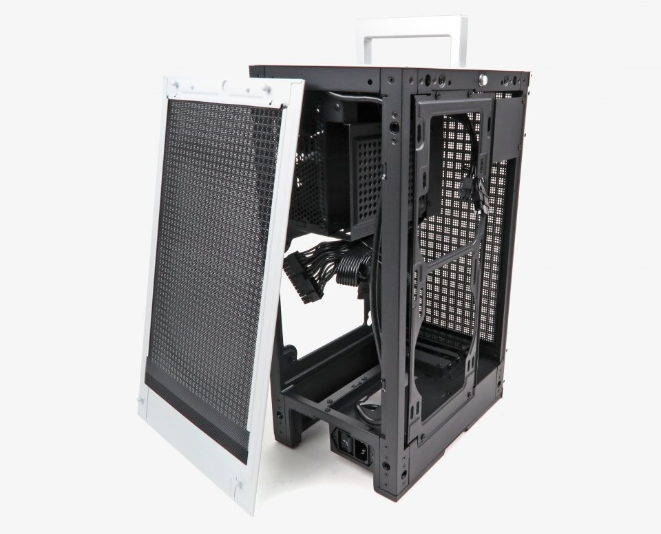 Die Seitenteile des Hyte Revolt 3 sind mit einem leichten Ruck schnell gelöst. Durch die seitliche Radiatortür ist auch der Einbau eines 240er-/280er-Radiators möglich (bis zu maximal ca. 60 mm Gesamtdicke, weniger und dünnere Schläuche erleichtern den Einbau jedoch deutlich).