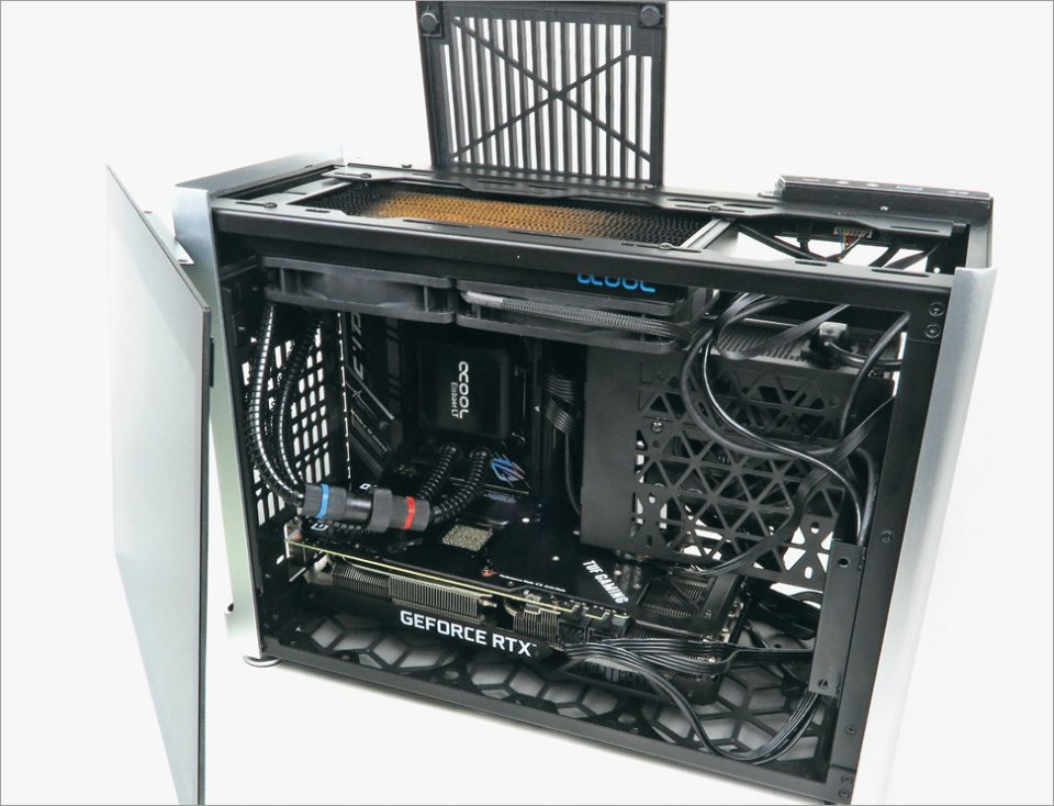 Beim Jonsplus i100 Pro von Jonsbo sind neben den kleinen SFX- respektive den minimal wuchtigeren SFX-L-Netzteilen auch herkömmliche ATX-Stromspender montierbar. Je nach GPU-Länge und PSU-Kabellayout kann es jedoch beim Zusammenbau deutlich enger werden. Wer ein sehr gutes SFX-Netzteil sein Eigen nennt, wird beim Einbau die Vorteile des schmaleren SFX-Formfaktors nutzen können, ansonsten bleiben qualitativere ATX-Netzteile tendenziell attraktiver (und ruhiger, je nach Lastszenario).