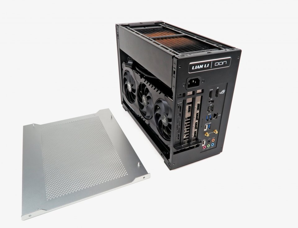 Auch wenn das Lian Li Dan A4-H2O winzig wirkt, sind auch vollwertige GPUs wie unsere Asus TUF RTX 3080 12G einbaubar, vorausgesetzt, der CPU-Kühler kommt mit relativ dünnen Schläuchen daher.