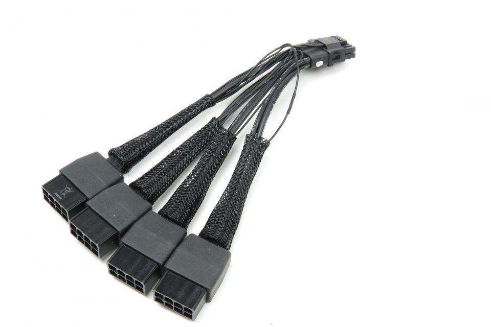 Nach aktuellem Stand gibt es nicht eine Version des Nvidia-Adapters, sondern mehrere. <strong>Unsere drei getesteten</strong>, völlig unauffälligen und von uns bis zur Schmerzgrenze gebogenen Adapter, <strong>sind mit 14 AWG, 300 Volt, und bis zu 105 °C</strong> spezifiziert (E254854, AWM, 10368 VW-1). Es scheint mindestens eine Version mit 150 Volt und anderer Lötstelle zu geben. Die Kabeldicke der richtigen 12-Volt/Masseleitungen ist völlig ausreichend, die dünneren Sense-Signale dürften überhaupt keine Rolle spielen.