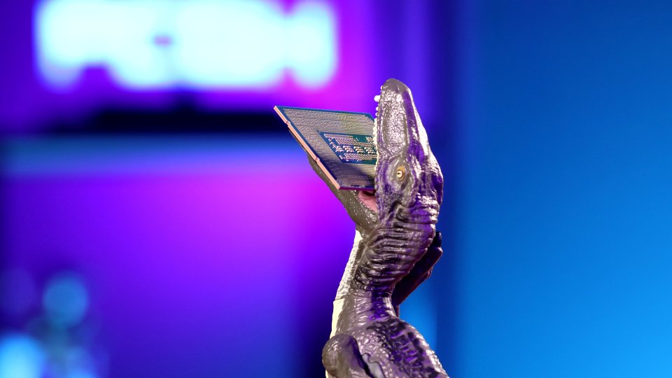 Bei einigen CPU-Generationen gibt es eine überschneidende Mainboard-Kompatibilität, so etwa auch bei Intels vorherigen beiden mit dem Sockel-1700. Ein Alder-Lake-Prozessor mit einer Z690-Platine ließe sich leicht durch und eine Raptor-Lake-CPU austauschen. Ein kostenloses UEFI-Update des Mainboards kann da erforderlich sein. Raptor Lake ist neuer und daher in den meisten Fällen auch teurer, während Alder Lake bei guten Angeboten auch eine solide Wahl sein kann, um dann die Preisdifferenz bei der Grafikkarte direkt investieren zu können. Ist der Sockel dagegen anders aufgebaut, besteht keine Kompatibilität. So der Fall bei AM5 und AM4 oder Sockel 1700 und 1851.