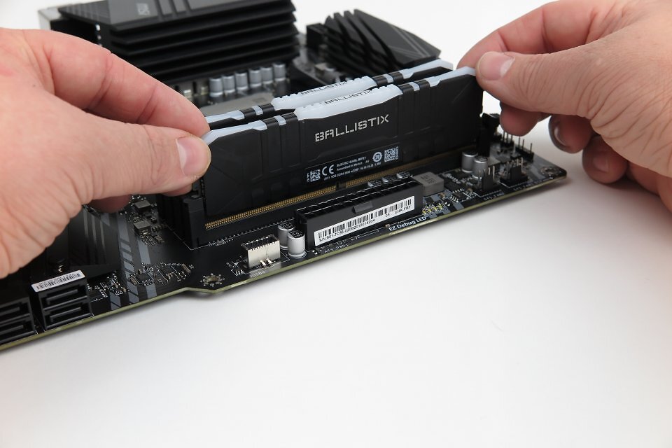 Intel bietet bei den Sockel-1700-CPUs die Option zwischen DDR4- oder DDR5-Arbeitsspeicher. Die Wahl wird mit dem Mainboard getroffen. Bei Intel Sockel 1851 und AMD sieht die Sache klarer aus, die Ryzen-5000er-Reihe benötigt DDR4, während die 7000er-/9000er-Serie nur mit DDR5 kompatibel ist.