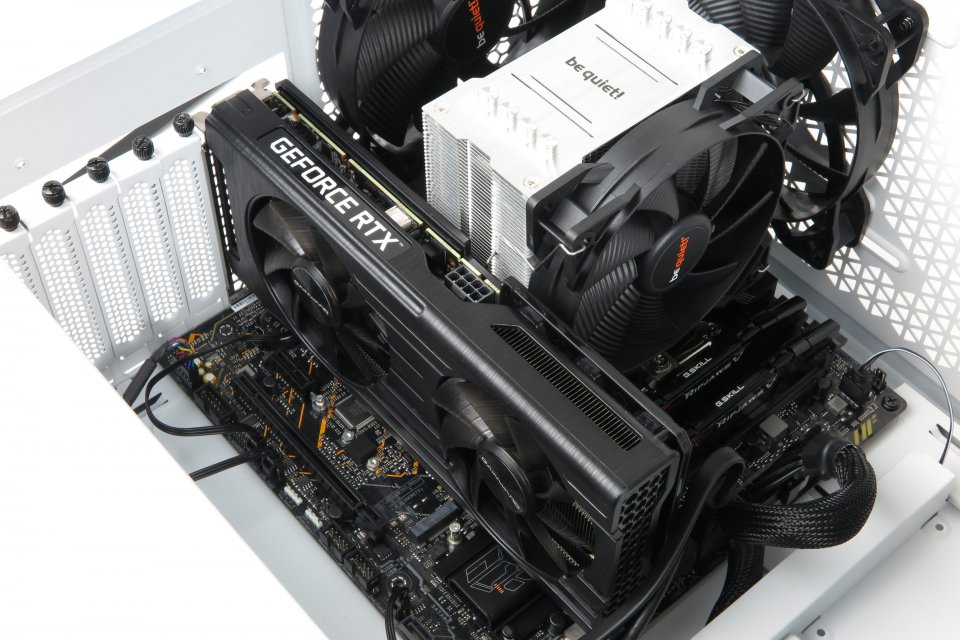 Bei üblichen PC-Cases wird das Mainboard in der Innenkammer (je nach Formfaktor/Größe der Platine) an 9 Stellen fixiert. Die Grafikkarte wird hinten am Heck an den PCI-E-Blenden verschraubt und optional in der Innenkammer gestützt. SATA-/HDD-Speicherlaufwerke finden ihren Platz in 2,5- und/oder 3,5-Zoll-Slots oftmals auf der rechten Seite (versteckt von der Innenkammer). Durch den M.2-Formfaktor (mit direktem Anschluss auf dem Mainboard selbst) sinkt der Bedarf an älteren Festplatten bei üblichen Gaming-PCs.