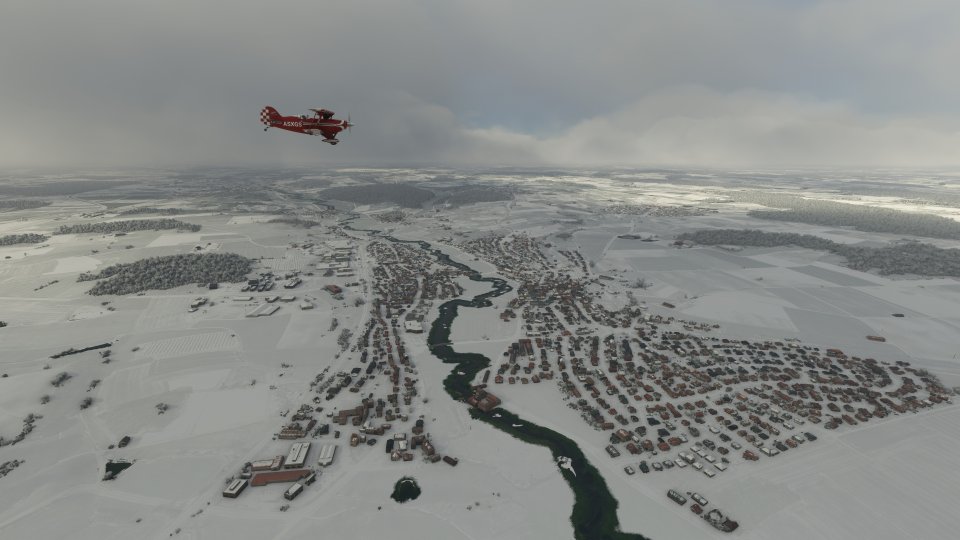 Microsoft Flight Simulator - Der Schnee ist mittlerweile dynamisch. Bei passender Jahreszeit und (optionaler Echtzeit-) Witterung breitet sich das lauschige Weiß über der Landschaft aus. Das ist durchaus beeindruckend, allerdings ist das Ergebnis nicht immer vollständig optisch kohärent. Hier sehen Sie das verschneite Dörfchen Veitsbronn in der Nähe der Redaktionshallen bei Fürth.