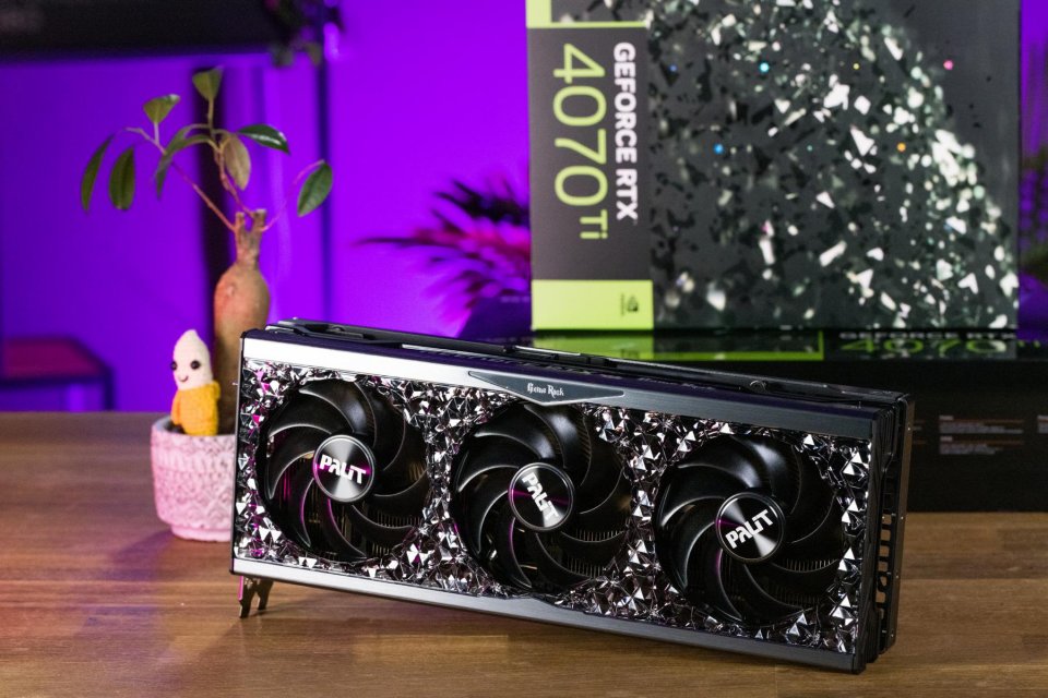 Palit setzt auch bei der RTX 4070 Ti auf das Edelstein-Design der großen Schwestern. Der Kühler ist groß und schwer.